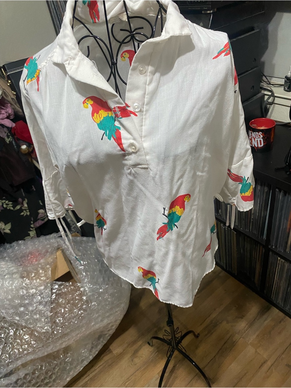 Vintage white parrot top womens large